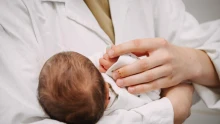 Több mint tízezren jelentkeztek a kórházban ragadt babák simogatására, az OKFŐ inkább egyeztetne előtte