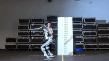 Usain Boltnál is gyorsabb, az embernél is magasabbra ugrik a kínau Unitree új robotja, Superman