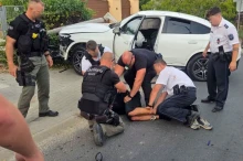Autós üldözés volt Veszprém megyében, Tihanyban rá is lőttek a kocsira, az akcióban rendőrök is megsérültek