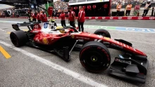 Hamilton odamutatott Verstappennek, de egy nevető harmadik örülhetett