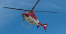 Újabb buszbaleset az M3-ason: árokba borult egy kisbusz, két mentőhelikopter érkezett a helyszínre
