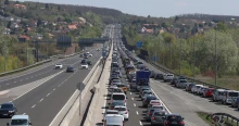 Újabb buszbaleset történt az M3-as autópályán, két mentőhelikopter is érkezett a helyszínre