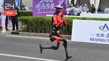 Egy humanoid robot Usain Boltnál is gyorsabban futotta le a 100 métert