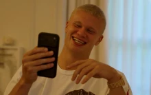 Erling Haaland megszabadult a hosszú szőke fürtjeitől, buzzcutra váltott a norvég csatár – videó