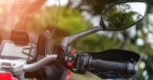 Ismeretlen motoros mentett meg egy fuldokló kisgyereket a 4-es főúton – mielőtt megköszönhették volna a szülők, el is hajtott