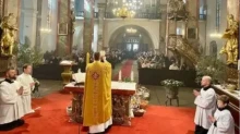 Szent Istvánhoz kötődő ereklyéket kapott vasárnap a Prágai Magyar Katolikus Plébánia