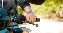 Üzent a motoros, aki a 4-es főúton megmentette a fuldokló kisfiú életét: „Ettől senki nem lesz hős, én sem vagyok egy hős”