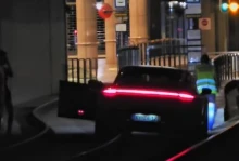 A síneken, majd az aluljáróban kötött ki egy Porsche a Fővám térnél – videó