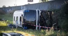 Drámai fotók: német diákokat szállító busz szenvedett súlyos balesetet Hollandiában