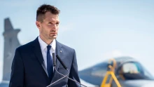 Kiderült: komoly sérülése van a lezuhant Gripen pilótájának