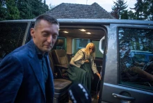Rogán titkárának apósa, a NER-feleségek segítői és a radar alatt repülők: a propagandahálózat rejtett vámszedői