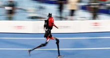 Usain Bolt világrekordját is lepipálta egy robot, majd nekivágódott egy szivacsnak