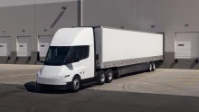 Európába érkezik a Tesla futurisztikus kamionja