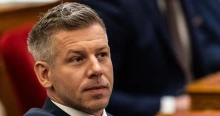 Szokatlan jelenet a Parlamentnél: Meglepő dolgot művelt Magyar Péter az Országház lépcsőjén (fotó)