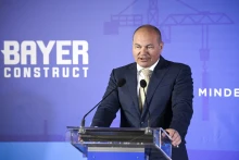 Bajban a NER-es óriáscég: csődeljárást kezdeményezett maga ellen a Bayer Construct