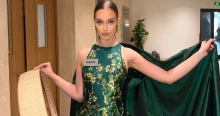 Borzalmas betegség hátráltatja a Miss Worldön a magyar szépségkirálynőt, Végvári Jankát – így kell a kifutóra lépnie – videó
