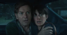 Anne Hathaway és Ewan McGregor nyakába szakadt a Jurassic Park ebben az új filmben