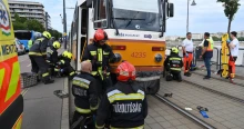 Egy hatéves kisfiút gázolt el a villamos a Batthyány téren – Meg kellett emelni a szerelvény oldalát, hogy ki tudják venni a gyermeket alóla