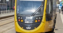 Elgázolt egy gyereket a villamos a Batthyány téren: fotókon, ahogy kiszabadítják a szerelvény alól a tűzoltók