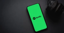 „Ez a sz.r...” – Kiakadt az ismert magyar énekes, miután egy rejtélyes album landolt a zenekara Spotify-profilján