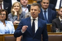 Magyar Péter: Felszólítom a Fideszt, hogy vagy neveljék meg Pócs Jánost, vagy távolítsák el a parlamentből