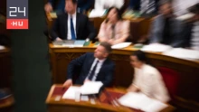 Tapsban törtek ki a képviselők Lázár János lemondásának hírére