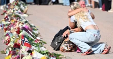 Virágba borult a palota, norvégok tömegei búcsúzkodnak a norvég királytól