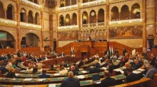 Csak a Mi Hazánk képviselői és Molnárné dr. Lezsák Anna fideszes képviselő álltak fel a Rongyos Gárdára emlékezve