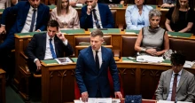Eddigi legkritikusabb döntése előtt áll a Tisza-frakció, Magyar Péter nagy ígérete forog kockán
