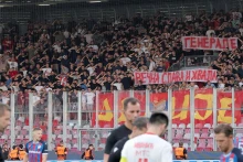Fotók: a háborús bűnös Ratko Mladicot éltették a Crvena zvezda szurkolói csapatuk csehországi El-meccsén