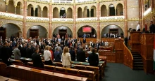Magyar Péter házszabályellenesen teremtett nemzeti egységet: minden kormánypárti és ellenzéki képviselő felállva emlékezett a mohácsi csatára