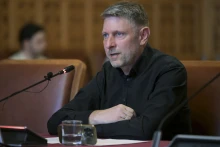 Náci karlendítés miatt volt őrizetben a Mi Hazánk jelöltje a közmédiát felügyelő testületbe