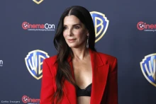 Sandra Bullock rejtélyes tetoválást villantott a vörös szőnyegen