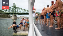 Szabadság híd, pompomlányok és egy rakás mosolygó ember – ilyen volt a Duna-átúszás