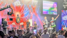 Dupla-duplás kiszállóval parádézott Kádár László, de vasárnap már a legnagyobb sztároké a főszerep a Hungarian Darts Trophyn