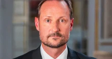 Könnyeivel küszködve emlékezett apjára első beszédében VIII. Haakon norvég király