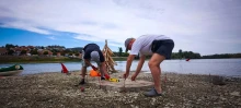 Letérkövezték a Dunából frissen kibukkant szigetet Szentendrénél