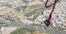Súlyos bungee jumping baleset a SZIN-en: a fiatal férfi nyakára tekeredett a kötél