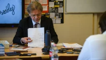 Egyelőre marad Magyarországon az iskolai mobilszigor, a honvédelmi oktatásban kevesebb intézmény vesz részt