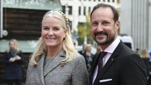 Egyelőre nem költözik az oslói királyi palotába Haakon és Mette-Marit