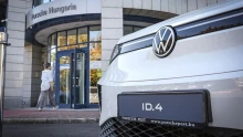 Fontos bejelentést tett a Porsche Hungaria: minden autóvásárlót érint az újítás – a Volkswagen és a Skoda szárnyal, de a kínaiak már a spájzban vannak
