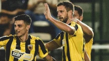 Hiába Varga gólja, az AEK tulajdonosa a pályára rontott, az edzőt nem lehetett lecsitítani