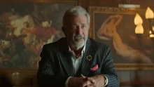 Mel Gibson magyarázkodni kényszerült, mert sokak szerint kigúnyolt egy jelnyelvi tolmácsot: "Meggondolatlan idiotizmus"-nak nevezte az esetet