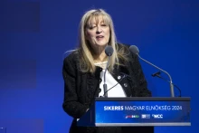 Schmidt Mária: Valami véget ért, valami fáj