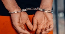 Szó szerint kiharapta egy idős ember kezéből a nyugdíjat egy haramia Bács-Kiskunban