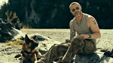Új kedvcsináló előzetes érkezett A vadon szívéhez, amelyben Brad Pitt és a kutyája farkasokkal néznek szembe és egy gyilkos sodrású folyóban küzdenek a túlélésért