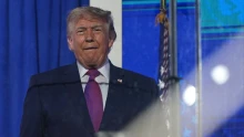 Elképesztő videó – Trump-parókás, géppisztolyos vadludak ünneplik az Ontario-tó amerikai átnevezését