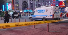 Halálos késelés a Times Square-en, véletlenszerűen támadt a járókelőkre egy nő