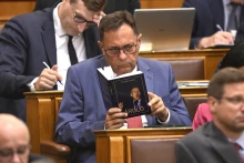 „Rendelkezem akkora intelligenciával, hogy egyikünk sem tudja, mit hoz a holnap” – Pócs János legemlékezetesebb parlamenti trollkodásai a kormányváltás óta