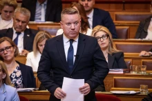 Szigorítaná a távoltartási szabályokat és a közlekedési bírságokat a belügyminiszter